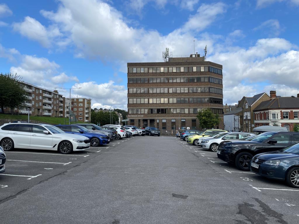 Lot: 23 - SUBSTANTIAL FREEHOLD OFFICE PREMISES WITH CAR PARK IN PROMINENT LOCATION - 35 space car park